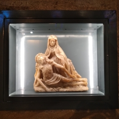 Vitrine église exposition Pieta