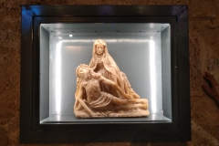 Vitrine église exposition Pieta