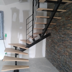 Escalier limon central hévéa