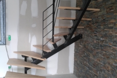 Escalier limon central hévéa Escalier limon central hévéa