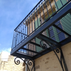 Balcon métal déployé