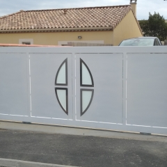 Portail blanc vitré